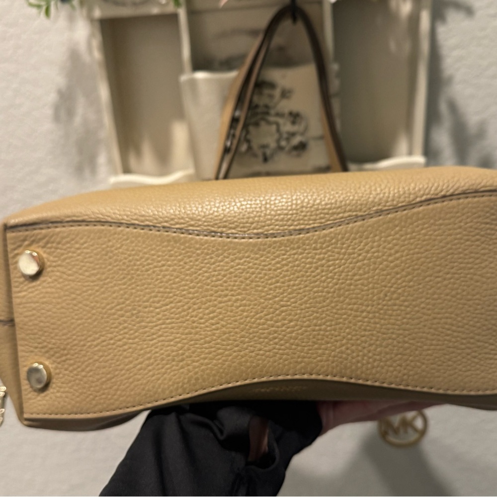 Michael Kors Beige Shoulder Bag - Picture 4 of 11